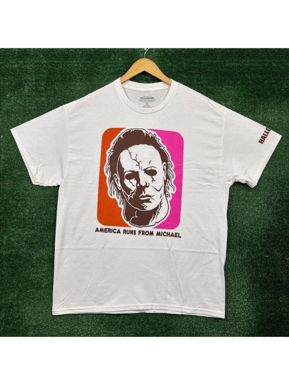 Halloween America Runs from Michael white T-Shirt Size Extra Large